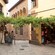 Una rama de hiedra adorna un estrecho callejón con réplicas de la arquitectura tradicional española
